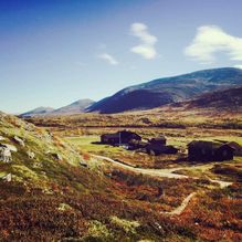 Flott utsikt oppover fjellene ved Haverdalseter Turisthytte