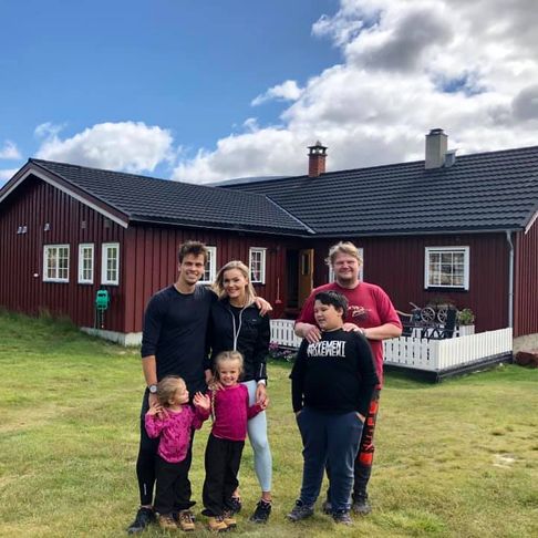 Gjester og eiere hos Haverdalseter Turisthytte på en fint sommerdag