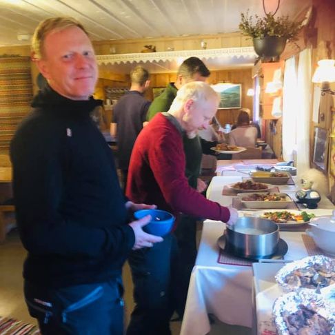 Blide gjester forsyner seg av god mat til frokosten